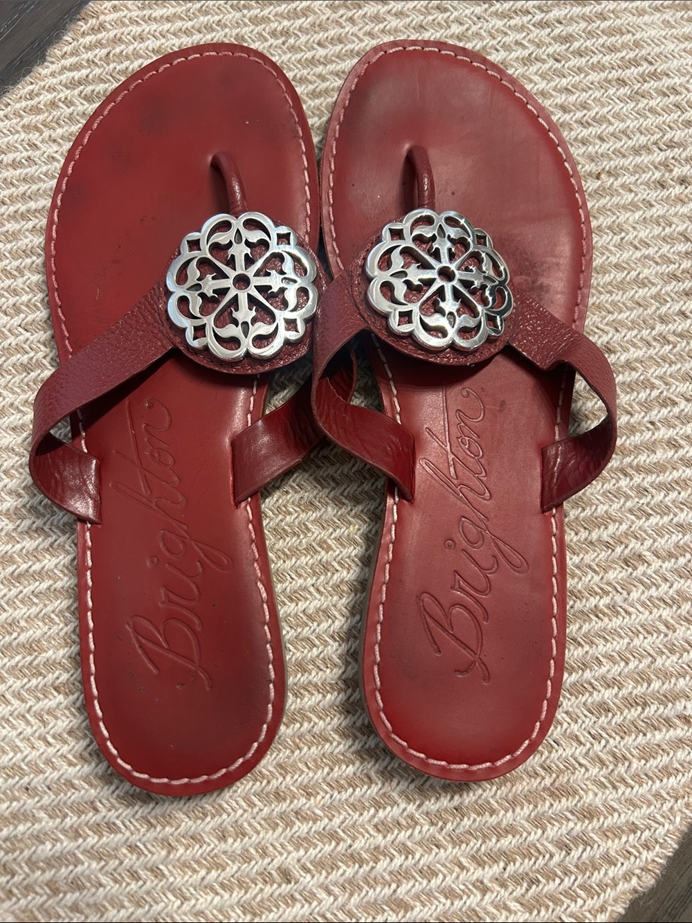 BRIGHTON♥️ALICE Red Leather Thong SANDALS Silver Filigree Medallion Size 7.5 - Picture 3 of 8